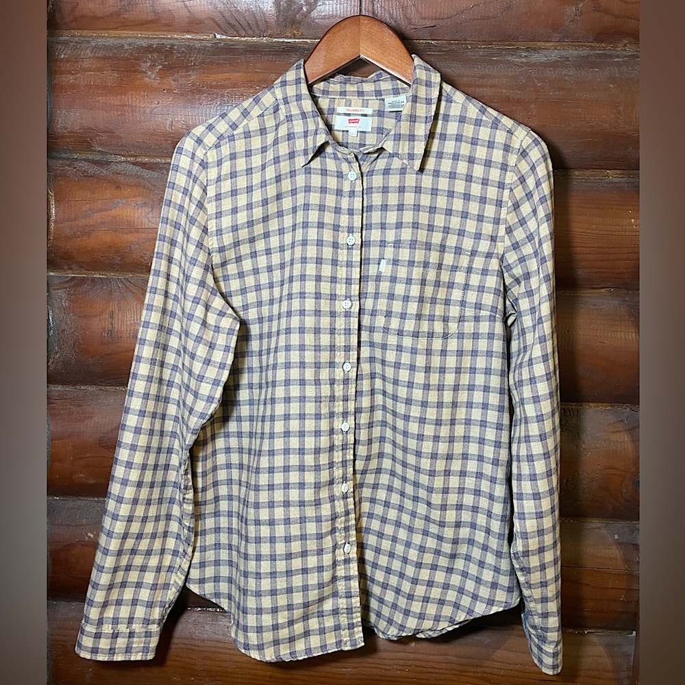 Levi’s Tailored Fit Plaid Flannel Women’s Button Down